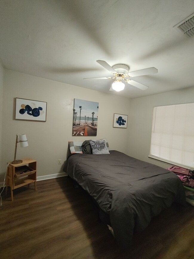 Building Photo - Two Bedroom Townhouse with Fully Fenced Yard and Vinyl Plank throughout!