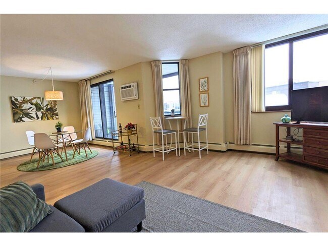 Building Photo - 6500 Woodlake Dr