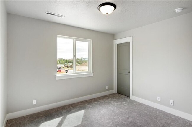 Building Photo - BRAND NEW HOME!!  4 Bedrooms, 3 Baths, Large Open Floor Plan!  Perfect Location, Must See!