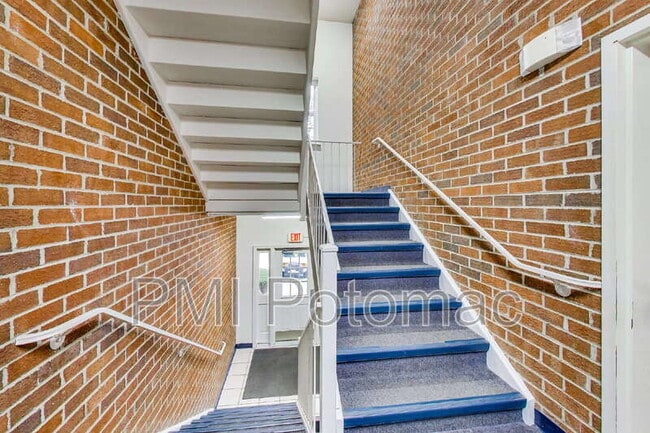 Building Photo - 18310 Streamside Dr