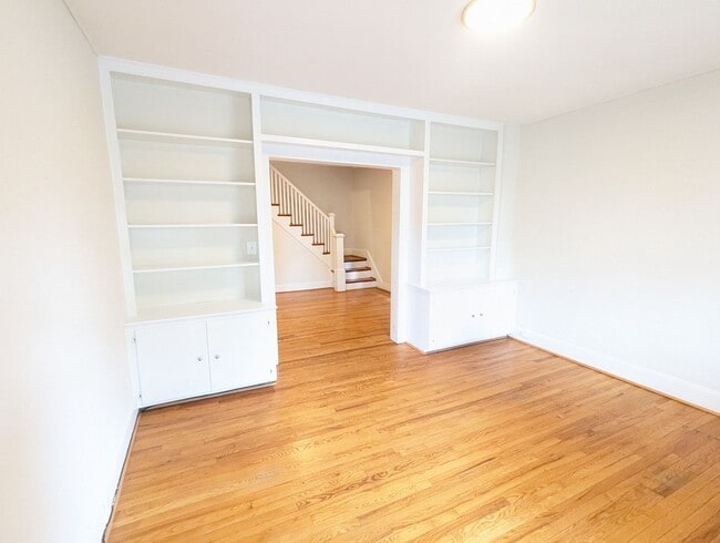 Building Photo - Charming Historic townhouse in downtown Frederick available mid June!