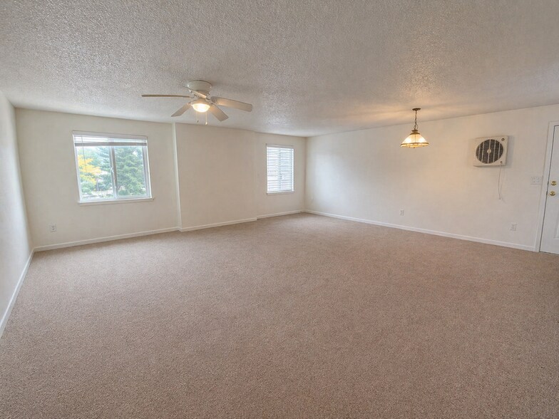 Building Photo - 1400 Acacia Dr