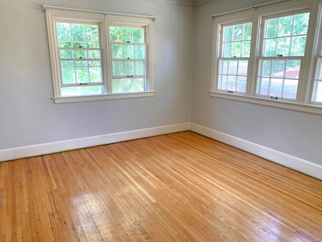 Building Photo - 3 bedroom 2 bath