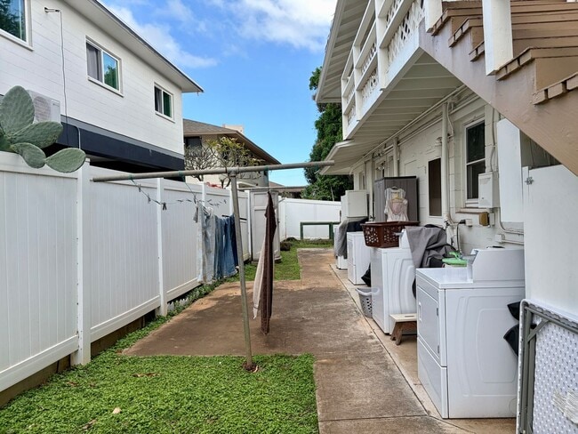 Building Photo - Newly Renovated 3BR Kapahulu Home with Private Yard and Gated Parking Near Waikiki