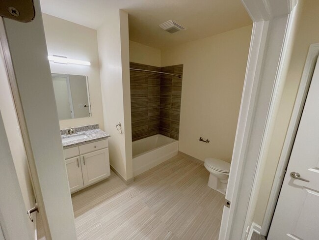 Building Photo - Stylish 1-Bed • 819 Sq. Ft. • Free Interne...