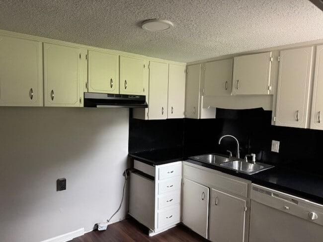 Building Photo - Newly Renovated!!