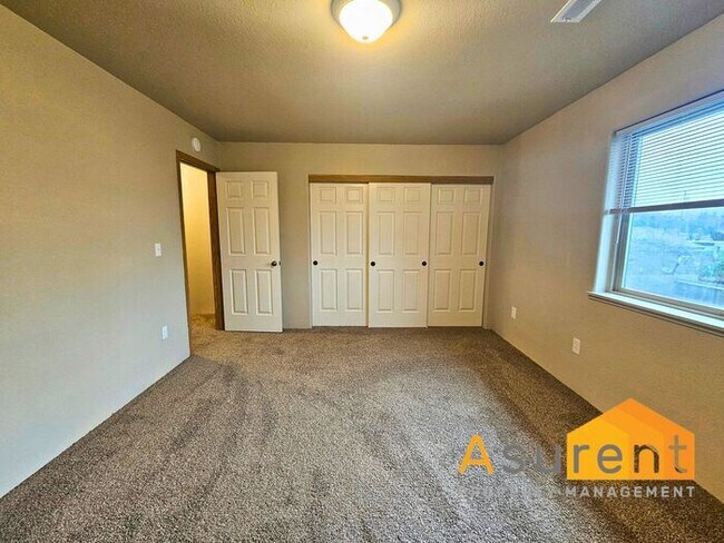 Building Photo - Freshly Renovated Duplex: 2 Bedrooms, 1.5 Bathrooms, w/ Fenced Backyard