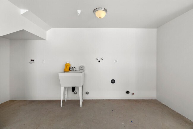 Building Photo - 3 Bedroom & 2.5 Bathroom Townhome with 2 Car Garage & Laundry