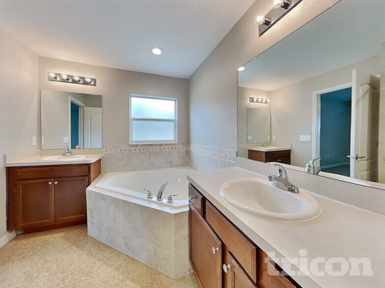 Building Photo - 1016 15th St NE