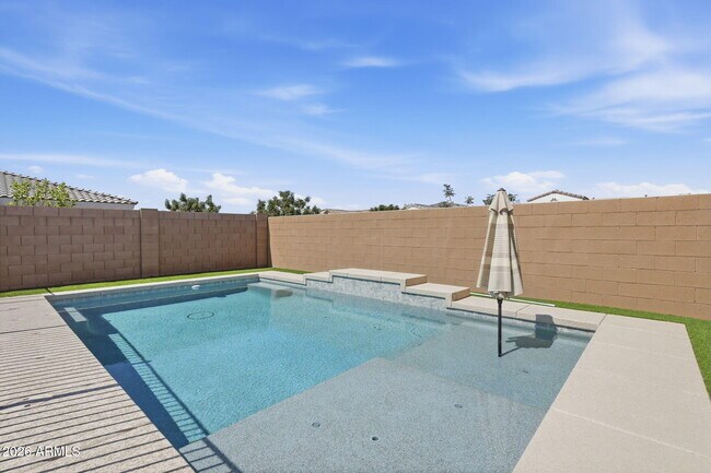 Building Photo - 10631 E Thatcher Ave