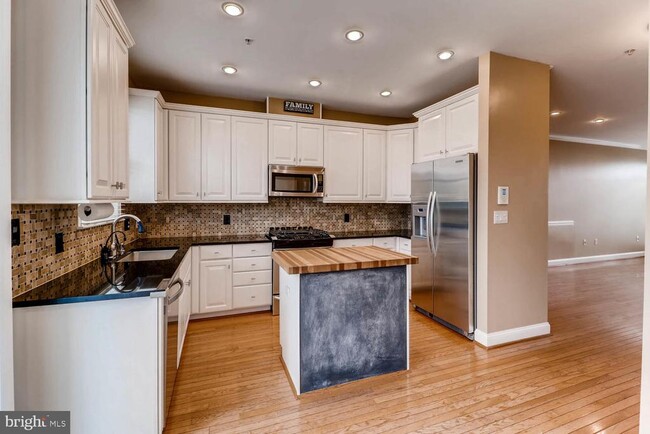 Building Photo - 1290 Harbor Island Walk