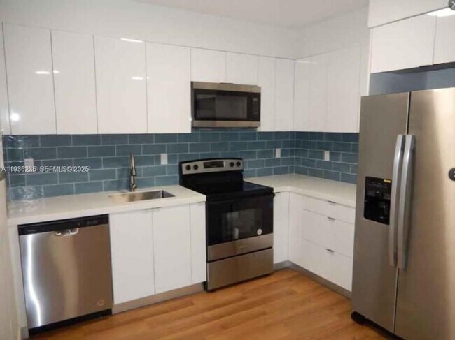 Building Photo - 16955 SW 100th Ave