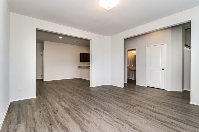 Building Photo - 5529 Eagle Point Dr
