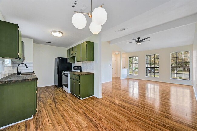 Building Photo - 703 Hyde Park Ct