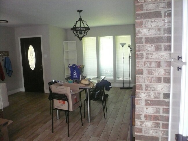 Building Photo - 2803 Green Fields Dr