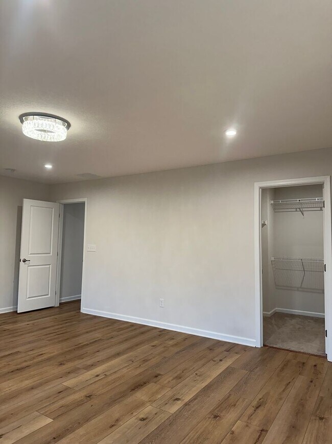 Building Photo - Welcome to this stunning 4-bedroom, 2.5-bathroom home located in the desirable Lewis Center, OH!