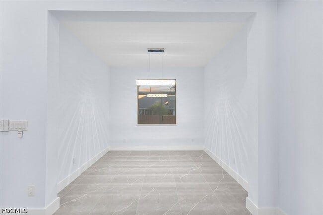 Building Photo - 142 SW 33rd Pl
