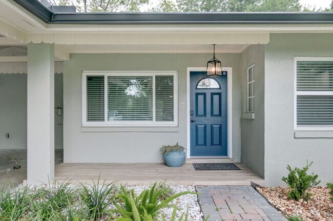 Building Photo - 2031 Temple Dr