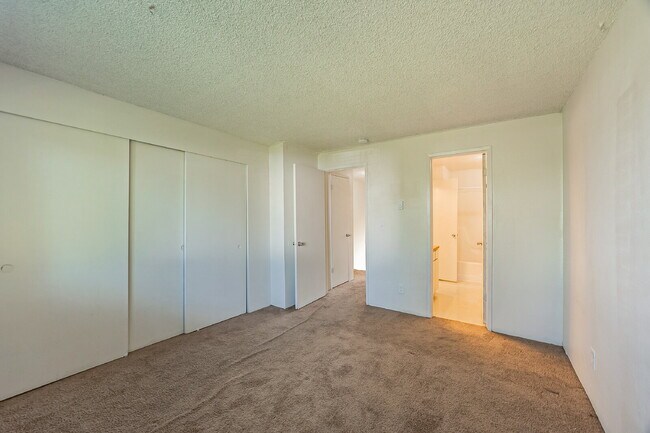 Building Photo - Available immediately, updated townhouse i...