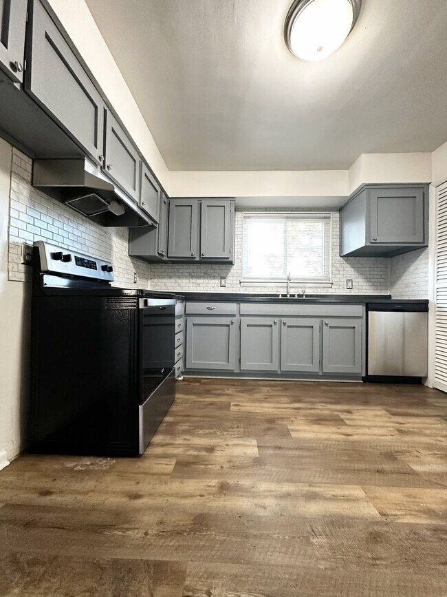 Building Photo - Well-Maintained 4-Bedroom in Haygood Area of Virginia Beach