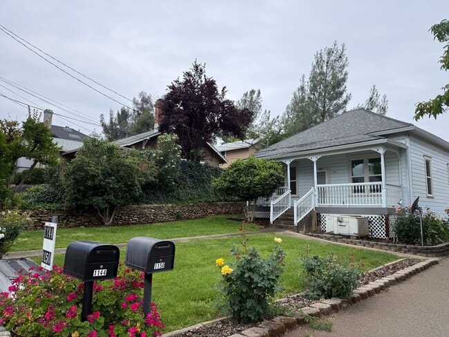 Building Photo - 3-bedroom, 1-bath home in Redding blends historic charm with modern finishes!