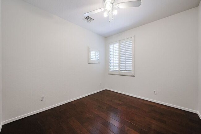 Building Photo - Welcome to this stunning 3-bedroom, 2-bath...
