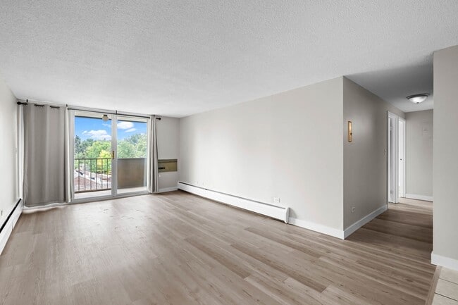 Building Photo - Updated 2-bedroom condo in Denver!