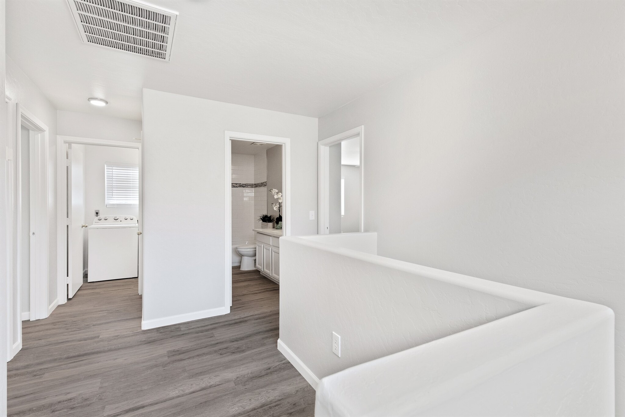 Upstairs - 664 E Mariposa Pl