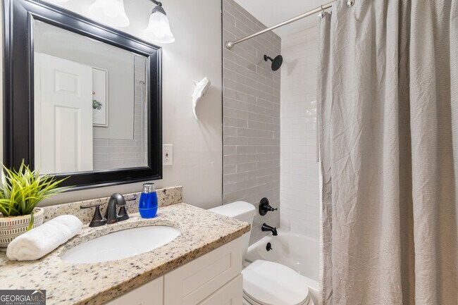 Building Photo - 240 Lake Dr