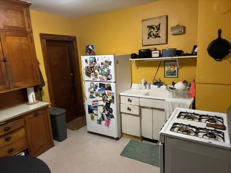 Kitchen - 1678 Charles Ave