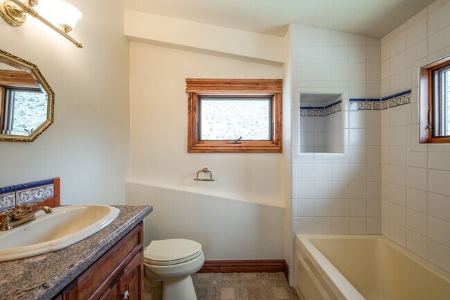 Building Photo - Private Hillside Ranch Home Available Wint...