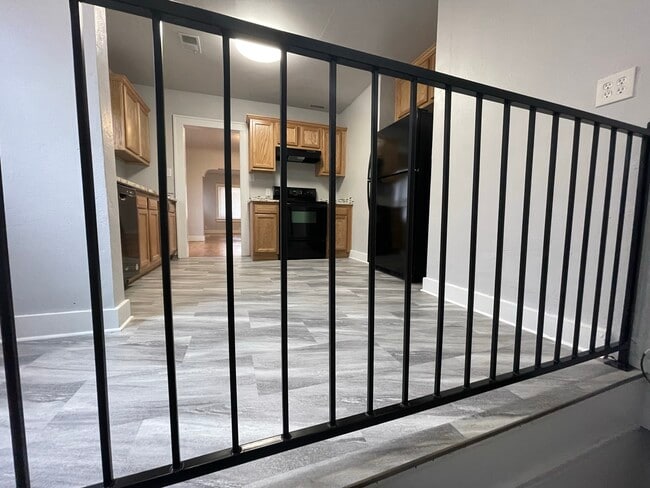 Building Photo - 405 Vassar Dr SE