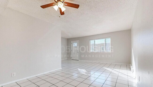 Building Photo - Large NE Heights 2 Bedroom Apartment