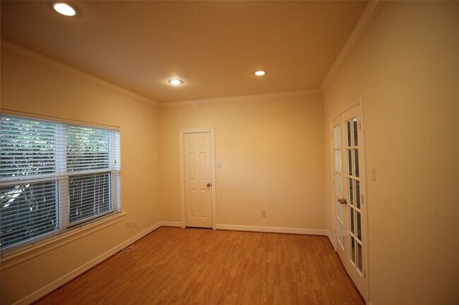 Building Photo - 1454 Forest Home Dr