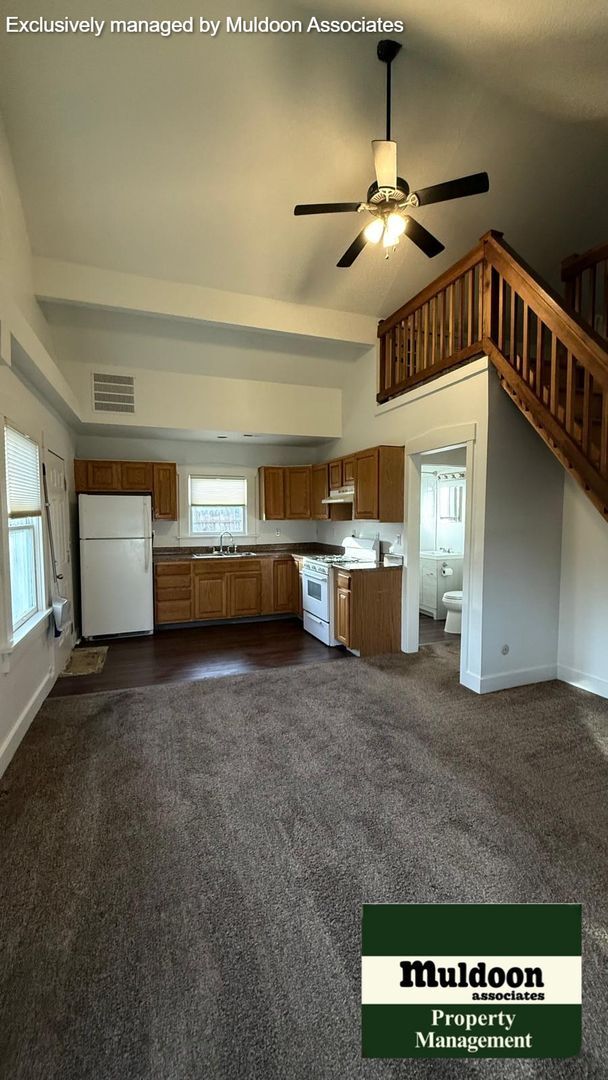 Building Photo - Cute 1.5 story!