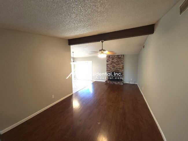 Building Photo - Cute Florin Area 3bd/2ba House with 2 Car ...