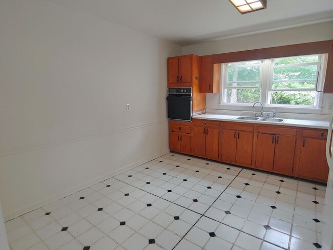 Building Photo - 3 BR 1.5 BA single family house