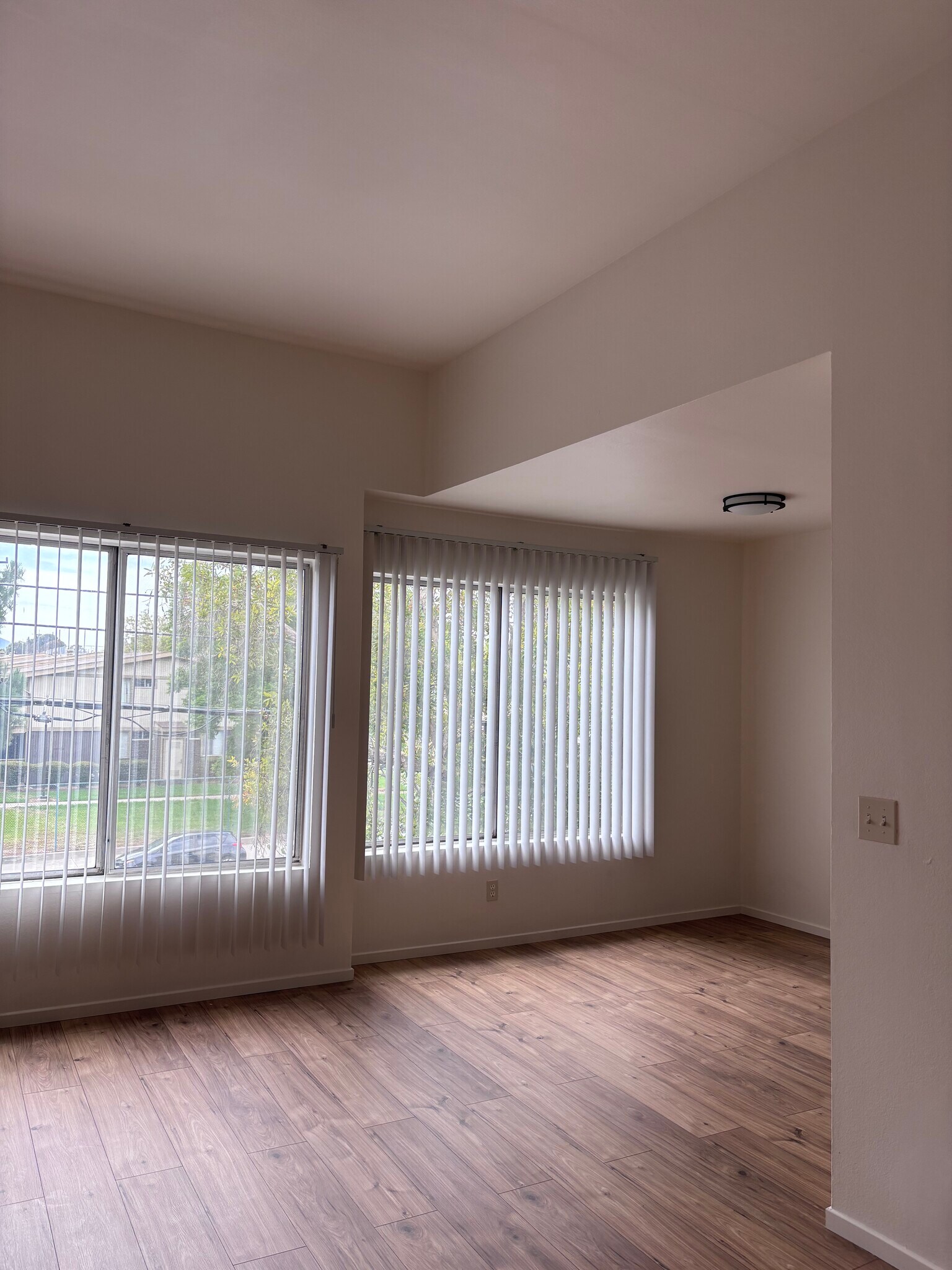 high ceilings - 9950 Zelzah Ave