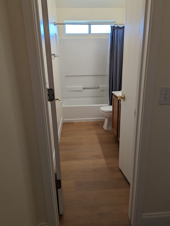 Second bathroom - 4717 Lake Champlain Ln