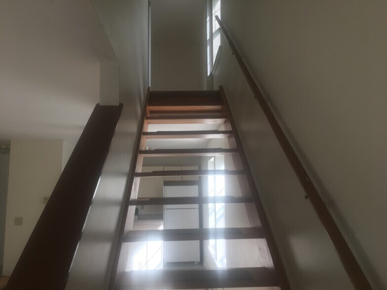 Building Photo - 213 Hildred Dr