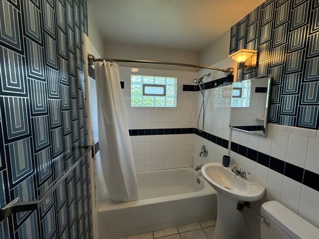 Building Photo - COMING SOON!!  3 Bedroom, 1 Bath Home Available Now!