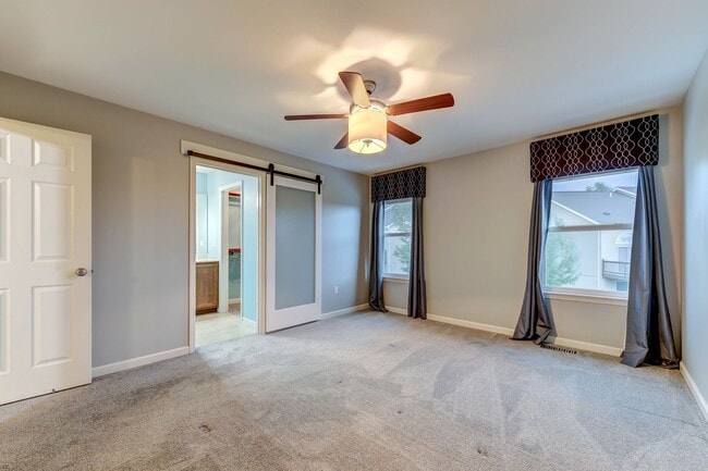 Building Photo - Gorgeous Updated 3 Bed 2.5 Bath Home w/2 C...