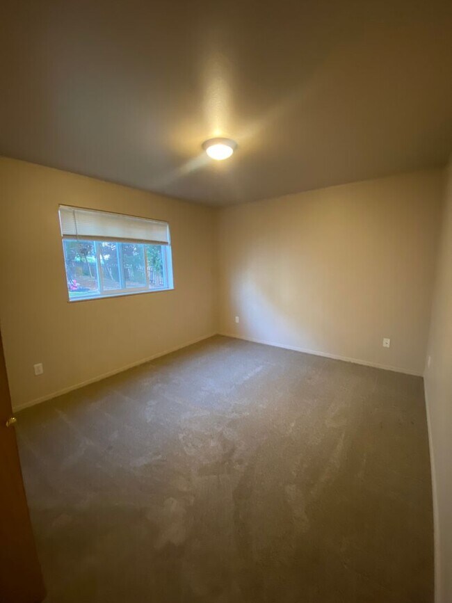 Building Photo - 589 Eastmont Ave