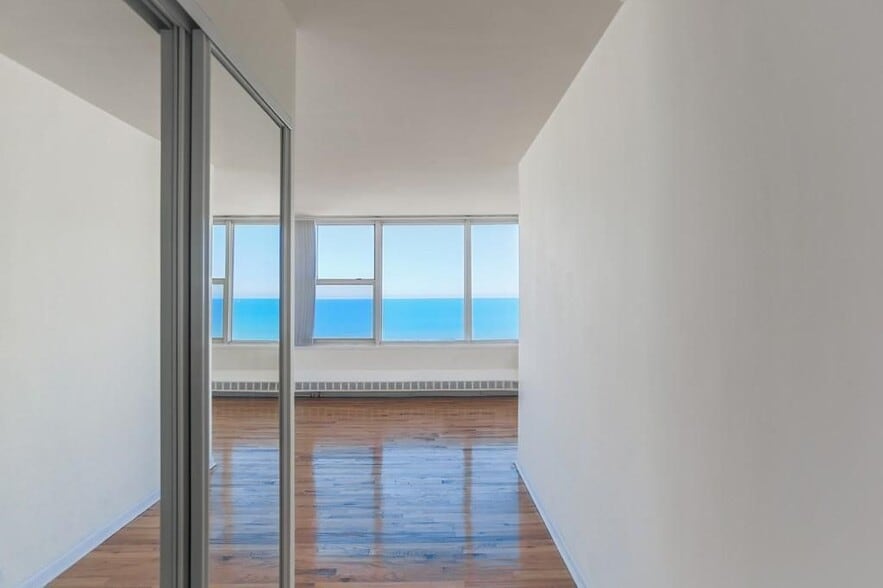 Building Photo - 5650 N Sheridan Rd