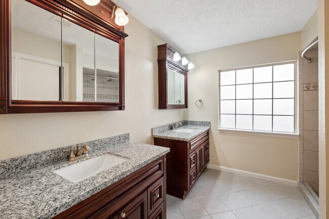 Building Photo - 14126 Saddlebend Dr