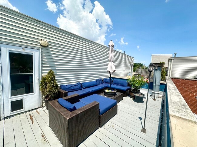 Building Photo - 4240 N Kenmore Ave
