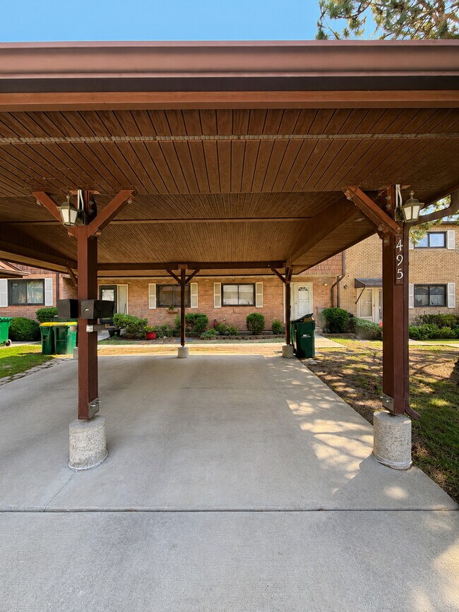 Building Photo - 495 S Crow Trail