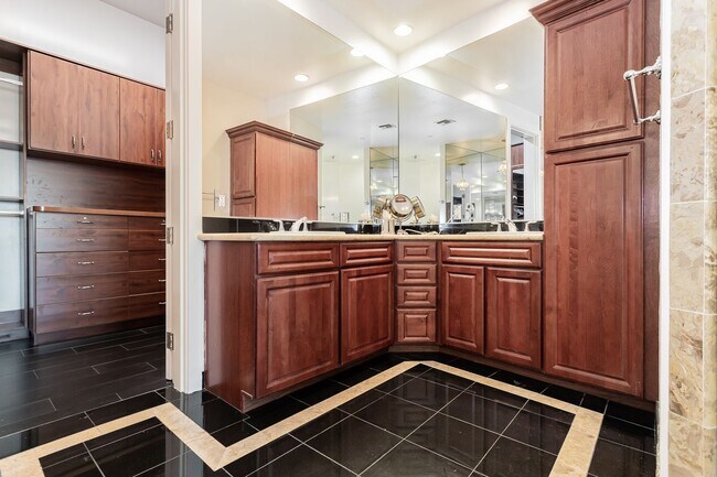 Building Photo - Fully Furnished High Rise with Wynn Golf Course Views!