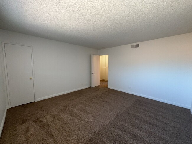 Building Photo - 2 Bedroom, 1 1/2 bathrooms property + Community with pool awaits!.