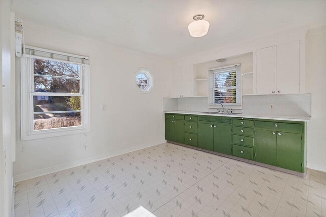 Building Photo - Adorable 2-bdrm/1-bath mid-century modern. Private backyard, sauna, washer/dryer, & more!